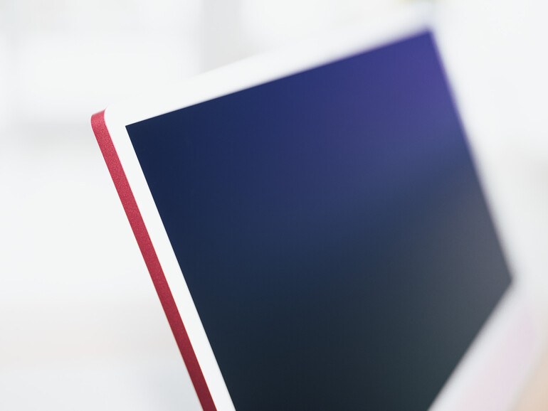 Apple macht's vor: Statt einer simplen Beschichtung verhindert ein speziell behandeltes Displayglas störende Reflexionen. Das kostet aber nicht wenig Aufpreis.