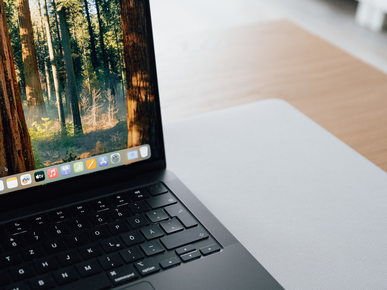 Es vergeht nicht viel Zeit, bis zum ersten Mal auffällt, wie sehr matte Displays in den vergangenen Jahren bei Apple gefehlt haben. Wo immer man die Lichtverhältnisse nicht selbst unter Kontrolle hat, ist die Nano-Textur-Beschichtung ein echtert Mehrwert.