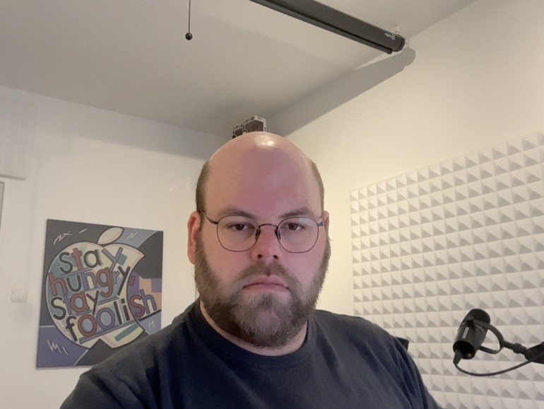 Schnell wird klar: Die im Vergleich zum Vorgängermodell 6-fach höhere Auflösung der Kamera wird vor allem verwendet, um den Folgemodus und die Schreibtischansicht (Desk View) zu realisieren. 