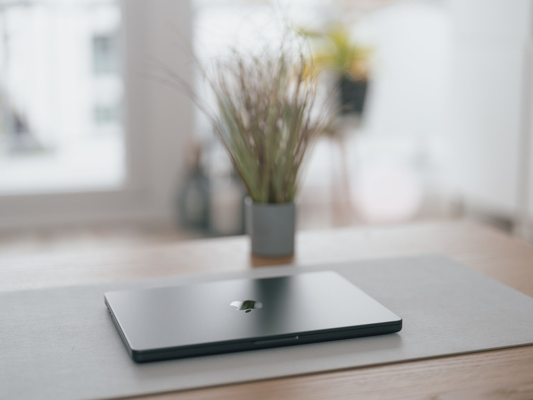 Natürlich ist das MacBook Pro das bessere Gerät. Aber bis wann reicht noch ein MacBook Air und unter welchen Bedingungen solltest du anfangen zu schauen, ob sich der Griff zum Profi-Gerät nicht vielleicht doch lohnt?