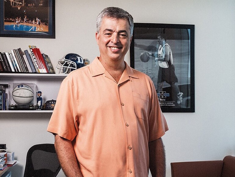 Ein Fan des Sports. Unschwer zu erkennen an den Bildern und Regalen in Cues Büro.