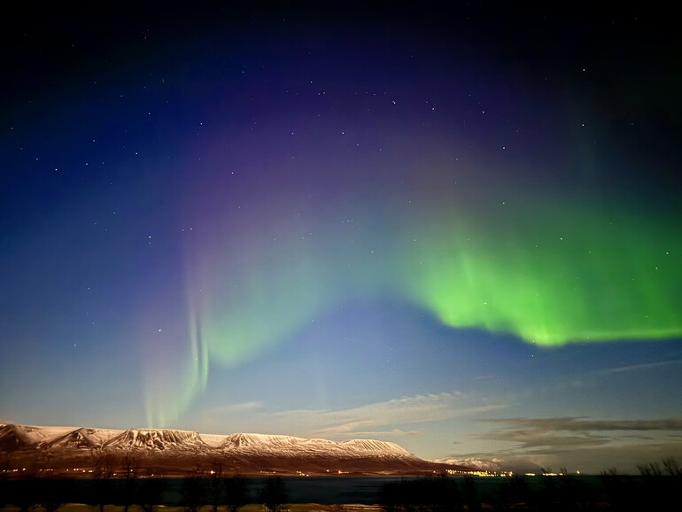 Polarlichter im Oktober 2024 in der Gemeinde Svalbarðsstrandarhreppur auf Island.