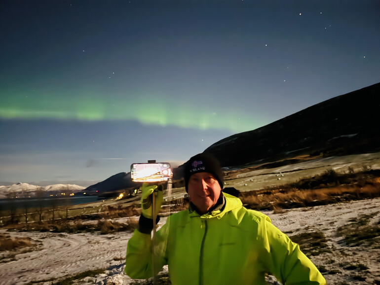 Der Beweis: der Autor mit iPhone und Polarlicht auf Island.