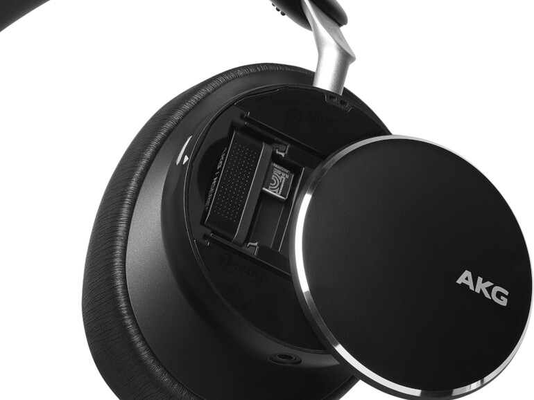 Der linke Hörer verbirgt eine Überraschung. Ziehst du ihn wie eine Pillendose auf, findest du einen kleinen USB-Dongle zur Übertragung im 2,4-Gigahertz-Band.