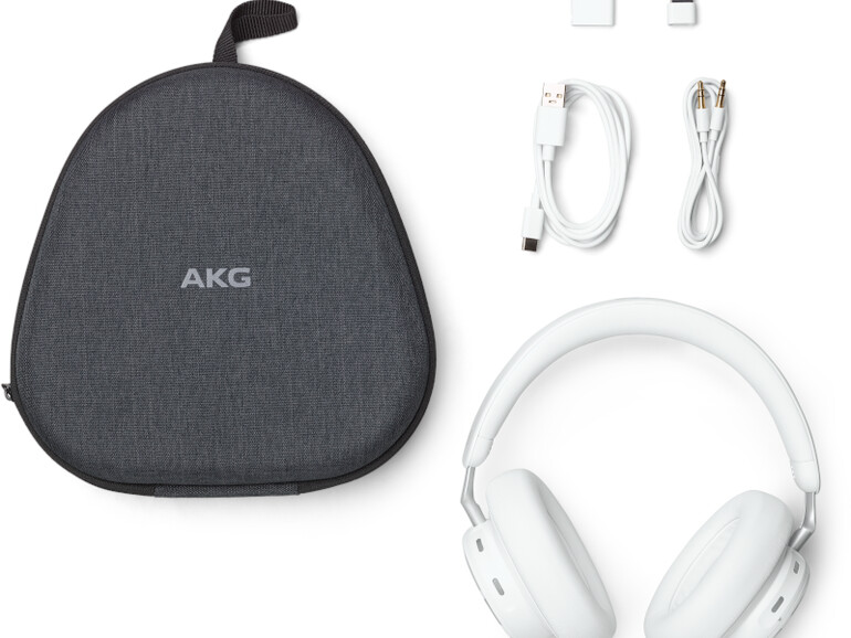 Komplett ausgerüstet: Im Lieferumfang befindet sich neben einem stabilen Transportcase unter anderem ein USB-A-zu-C-Dongle sowie ein Adapter zum Anschluss an das Audiosystem in Flugzeugen.