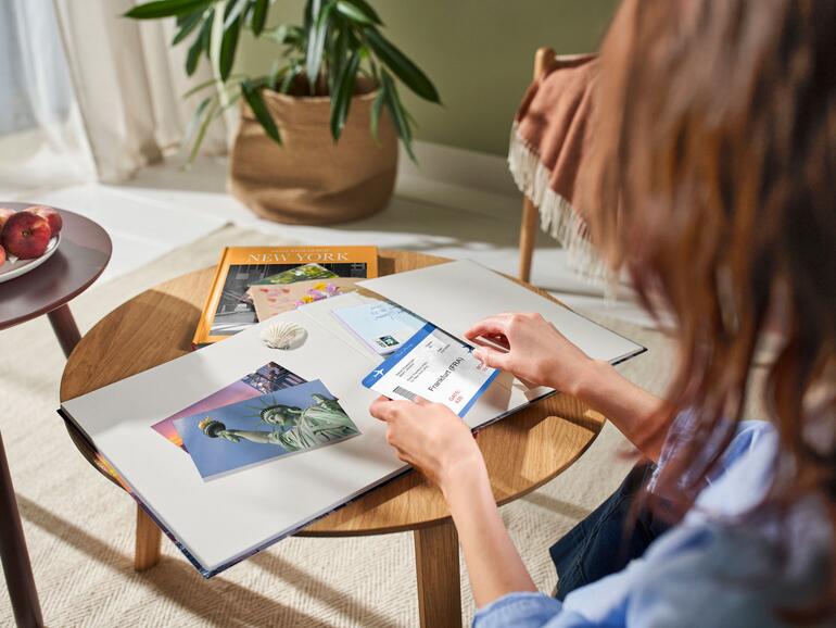 Neuheit: Cewe bietet mit der Erinnerungstasche ein praktisches Extra für seine Fotobücher. Ideal, um Tickets oder andere Andenken aufzubewahren.