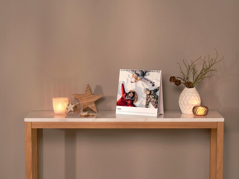 Platzsparend: Wem Wandkalender zu groß sind, kann auch kompakte Tischaufstellkalender auswählen und mit eigenen Fotomotiven schmücken.