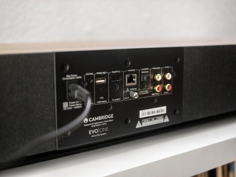 USB, HDMI, Ethernet, TOSLink, Phono und Aux: Die Anschlussmöglichkeiten des Evo One von Cambridge Audio sind umfassend. Einzig einen 3,5-mm-Klinkenanschluss findest du nicht am Gerät.