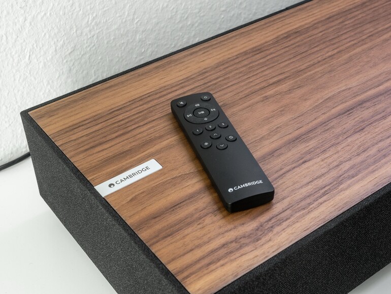 Schade: Die mitgelieferte Fernbedienung kommt von der Stange und wird der Qualität des Empfängers nicht gerecht.