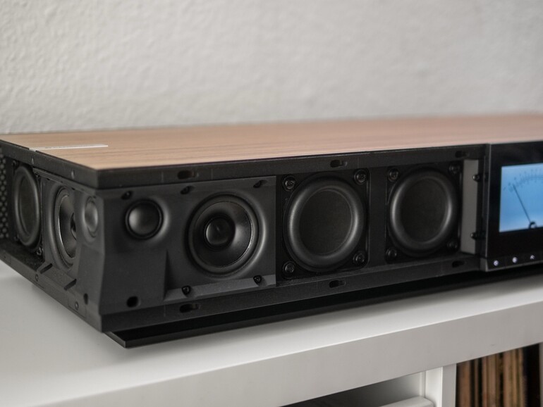 Rundum wuchtig: Zwei Hochtöner, zwei Mitteltöner und zwei Tieftöner strahlen nach vorn, je ein Hoch-, Mittel- und ein Tieftöner sitzen an den Seiten und zwei weitere Tieftöner auf der Rückseite.