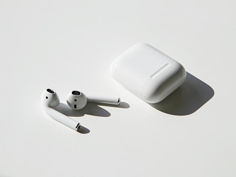 So kennen wir die AirPods … aber Apple testete sie auch in anderen Farben.