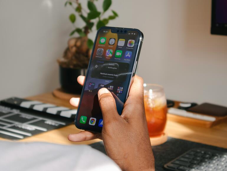 Das iPhone SE 4 soll vom Design her starke Ähnlichkeiten mit dem iPhone 14 haben.