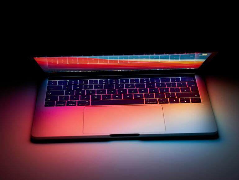 Neuere MacBooks starten automatisch, wenn du das Display öffnest. So unterbindest du das.