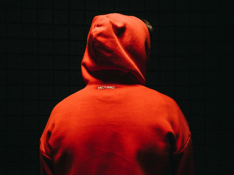 Andrew Aude entschuldigt sich bei Twitter, vor allem bei seinen ehemaligen Kollegen.