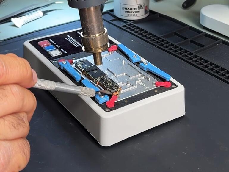 Im Internet wird das neue iPhone 16e bereits fleißig auseinander genommen.