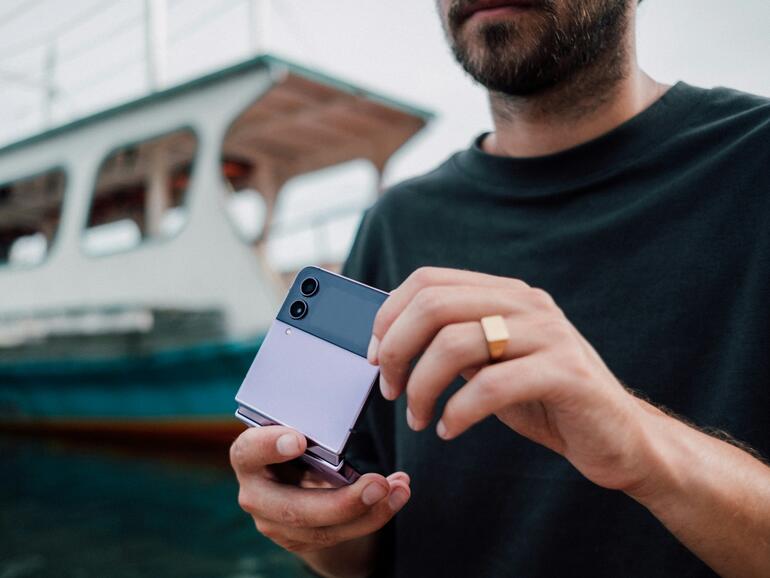 Während andere Hersteller den Markt bereits bedienen, ist Apple derzeit noch zögerlich mit faltbaren Smartphones.