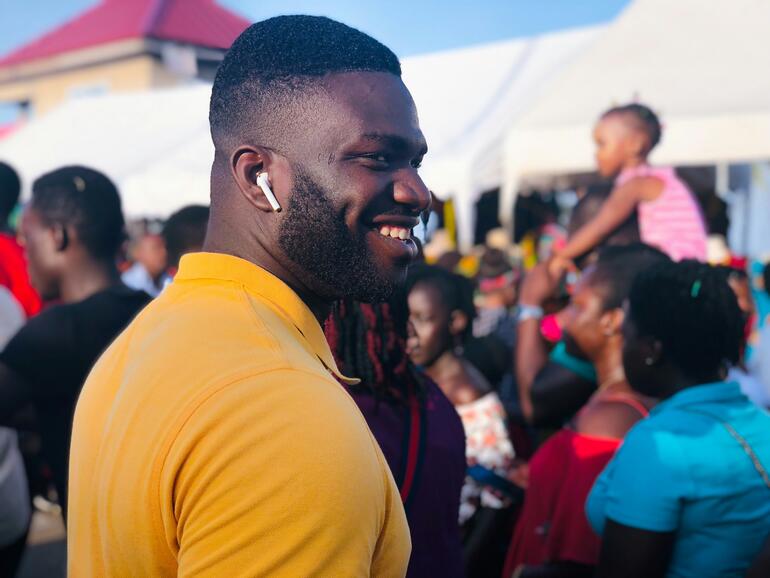 AirPods sollen ab iOS 19 zum Dolmetscher werden.