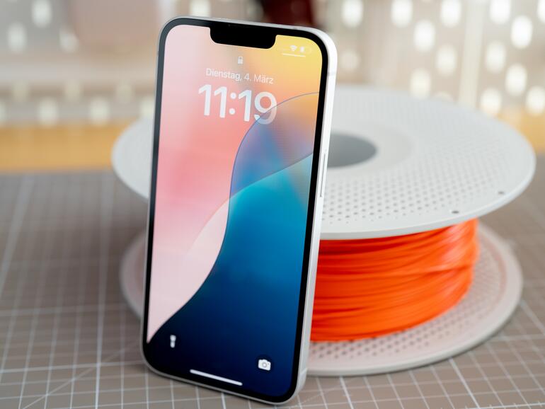 Das iPhone 16e kommt im Gegensatz zu den bisherigen Einstiegsmodellen mit Face ID statt Touch ID und sieht deutlich moderner aus.