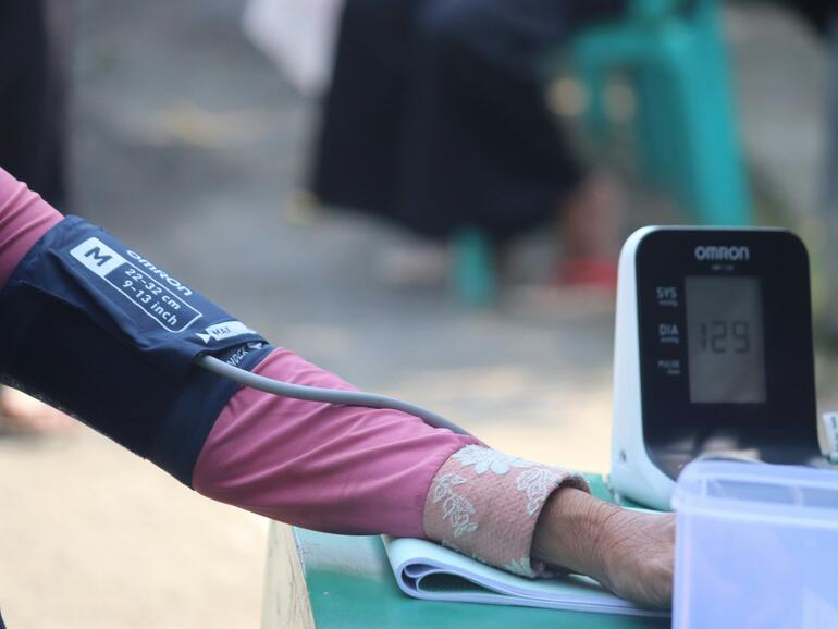 Die Messung des Blutdrucks muss wohl auch weiterhin klassisch erfolgen – die Apple Watch soll es auf absehbare Zeit nicht können.