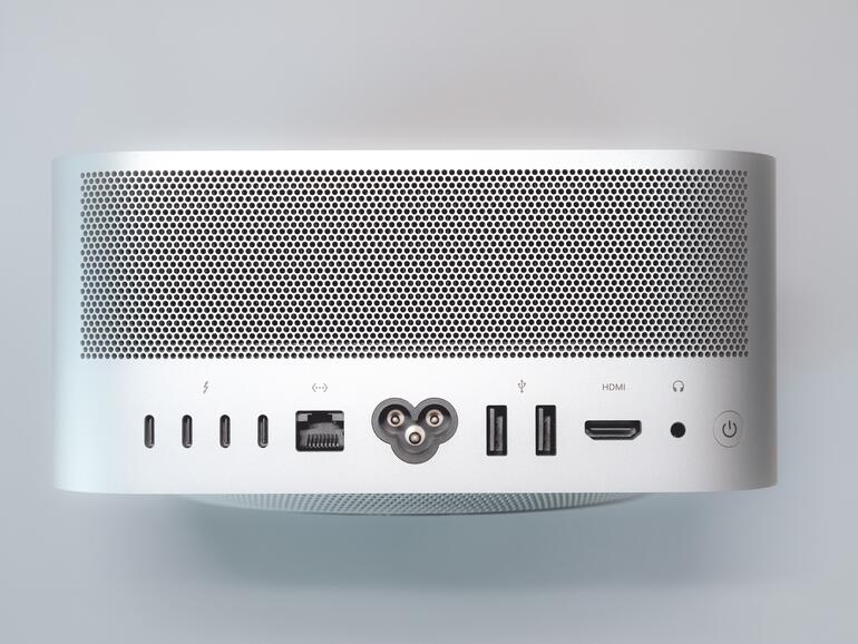 Vier Thunderbolt-5-­
Ports, zwei USB-A-Buchsen, HDMI 2.1, 10-Gigabit-Ethernet und ein Kopfhörer­anschluss – hier findet jedes Kabel seinen Platz.