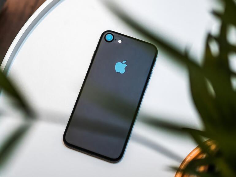Das iPhone 7 in Diamantschwarz ist wohl das Modell, das Apples Traum nach einem Gehäuse komplett aus Glas bislang am nächsten kam.