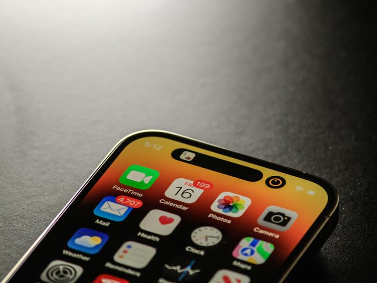 Spät, aber doch: Apple will die fehlenden Funktionen für Apple Intelligence im Herbst nachreichen.