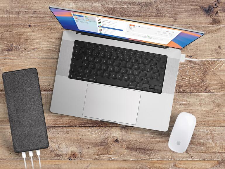 Sorgen unterwegs für mehr Strom: Powerbanks, die ein MacBook laden können.