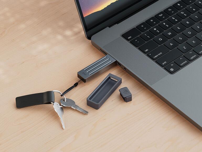 Die Seagate Ultra Compact SSD 2TB kommt mit Silikonhülle und Schlüsselband.