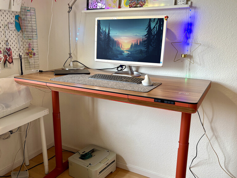 Den Maidsite Yoga gibt es mit weißem, schwarzem oder orangefarbenem Gestell – dazu eine Tischplatte in Schwarz, Weiß oder Walnuss.