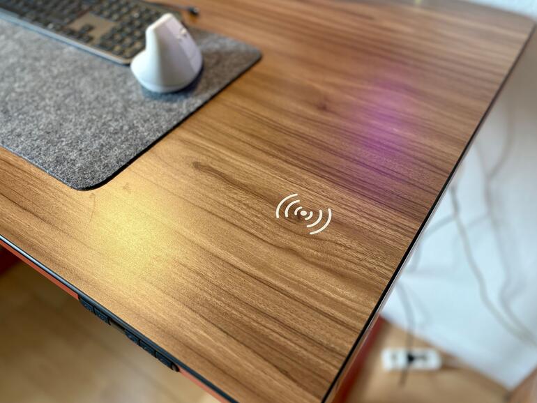 Praktisch: In die Tischplatte ist eine Flache zum kabellosen Laden eingelassen.