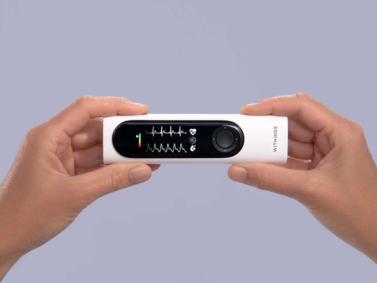 4-in-1 bedeutet: Thermometer, Stethoskop, Sauerstoffsättigung und Elektrokardiogramm in einem handlichen Gerät.