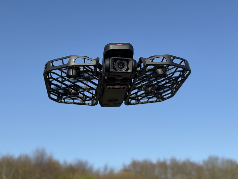 Ein Zwei-Wege-Gimbal stabilisiert die winzige 8K-Kamera.