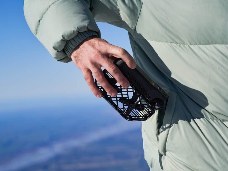 Allzeit bereit: Zusammengeklappt passt die X1 ProMax bequem in die Jackentasche, wobei der robuste Käfig die Rotoren schützt.