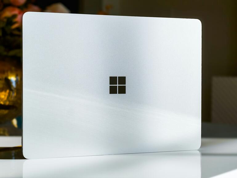 Microsoft wirbt damit, dass Copilot-PCs auf ARM-Basis schneller sind als Macs. Als die Macs der vergangenen Generation jedenfalls.