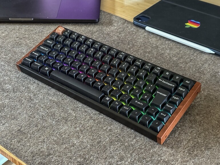 Die K2 HE von Keychron liegt schwerr auf dem Schreibtisch und macht neben dem MacBook Pro eine gute Figur.