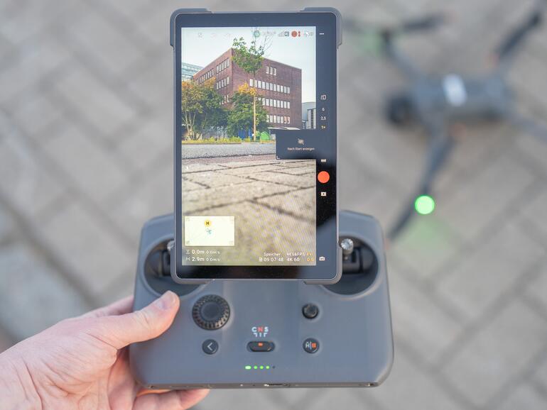 DJI Mavic 4 Pro: Der neue Controller lässt sich auch im Hochformat nutzen