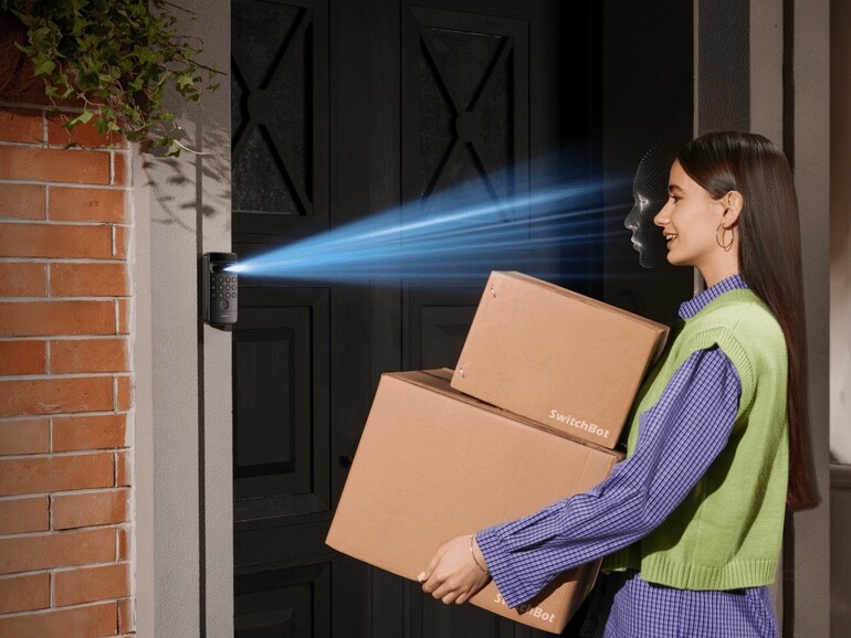Das neue Lock Ultra von SwitchBot öffnet die Haustür automatisch, sobald ein bekanntes Gesicht erkannt wird. 