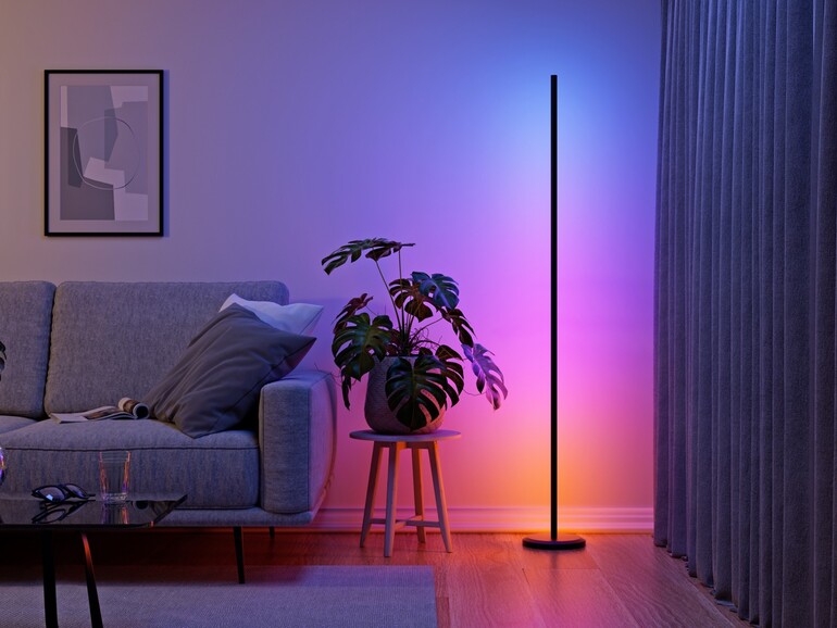 Die Smarte Stehleuchte von Nanoleaf stellt Millionen Farben auch als Verlauf dar.