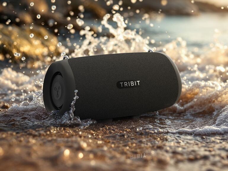 Dank IP67-Zertifizierung ist die Stormbox Lava von Tribit auch für den Besuch am Strand oder im Freibad geeignet.