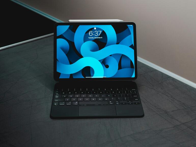 Den Anblick müssen wir wohl vorerst gewohnt bleiben: Ein faltbares iPad wurde zunächst auf Eis gelegt.