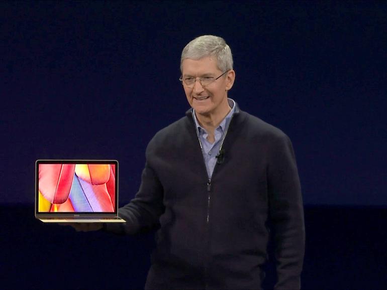 Tim Cook präsentierte das neue MacBook stolz auf der Bühne und scherzte über den kompakten Formfaktor.