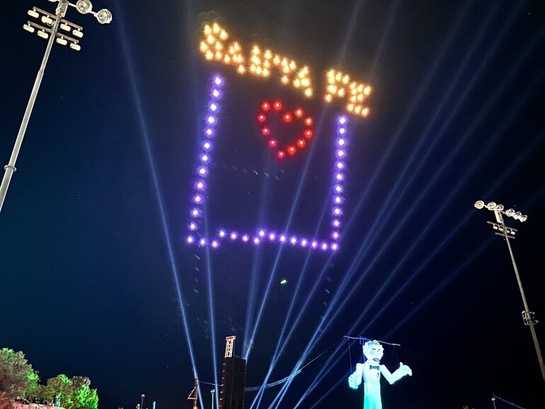 Drohnenshow beim „Zozobra“-Event in Santa Fe, New Mexico, die 2024 zum 100. Mal stattfand. Sie gilt als Inspiration für den „Burning Man“.