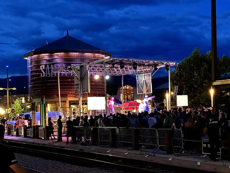 Konzert im Railyard Plaza in Santa Fe, New Mexico.