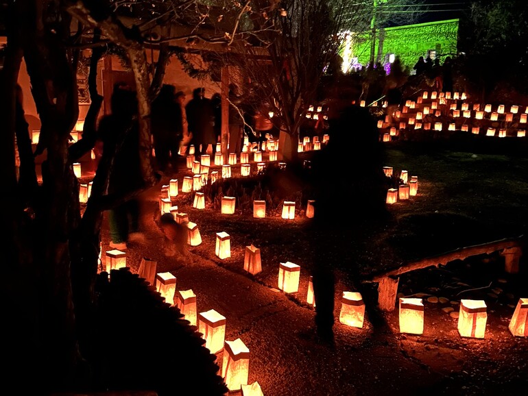 Statische Motive funktionieren am besten. Hier zu sehen ist Canyon Road in Santa Fe, New Mexico. Die Straße wird jedes Jahr zu Weihnachten aufwändig mit Lichtern (Farolitos genannt) geschmückt.
