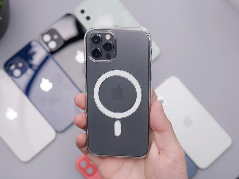 Das Design der Magneten und die Position des Apple-Logos sollen sich beim iPhone 17 Pro ändern.