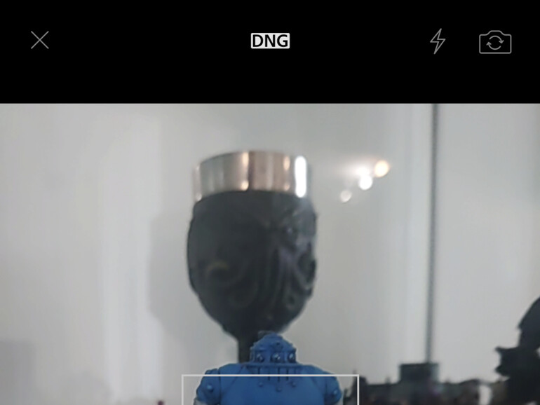 In Adobe Lightroom aktivierst du den RAW-Modus oben in der App.