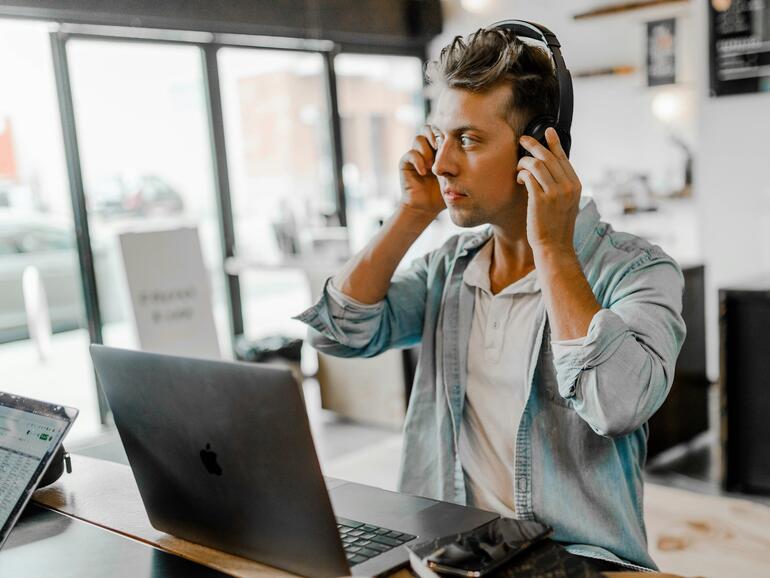 Ein KI-Chatbot könnte künftig einfache Support-Anfragen bei Apple übernehmen, bevor es zu einem realen Mitarbeiter geht.