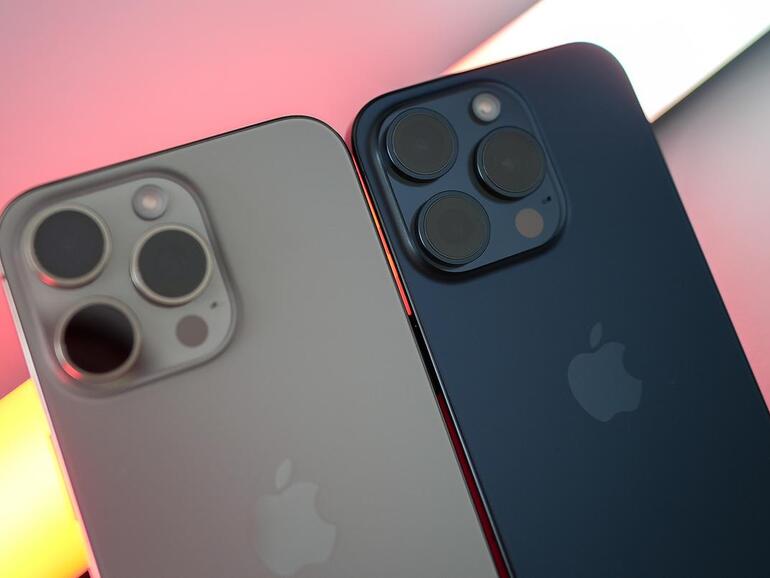 Der Unterschied zwischen der Kamera des iPhone 15 Pro und Pro Max ist von außen nicht sichtbar. Aber im Max-Modell steckt das Tetraprisma in der Teleoptik und sorgt für einen fünffach optischen Zoom.