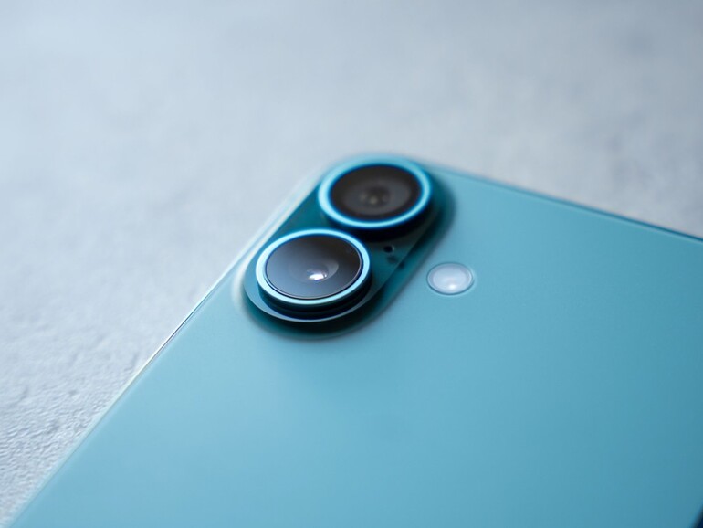 Statt wie beim Vorgänger diagonal liegen die Linsen beim iPhone 16 in gerader Linie untereinander. Das ermöglicht räumliche Aufnahmen.