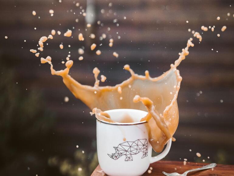 Flüssigkeiten in der Bewegung verlangsamen mach oft etwas her